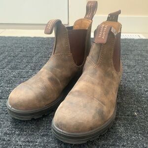 Blundstones brown leather boots. EUC. Size 3.5 (women’s size 6)